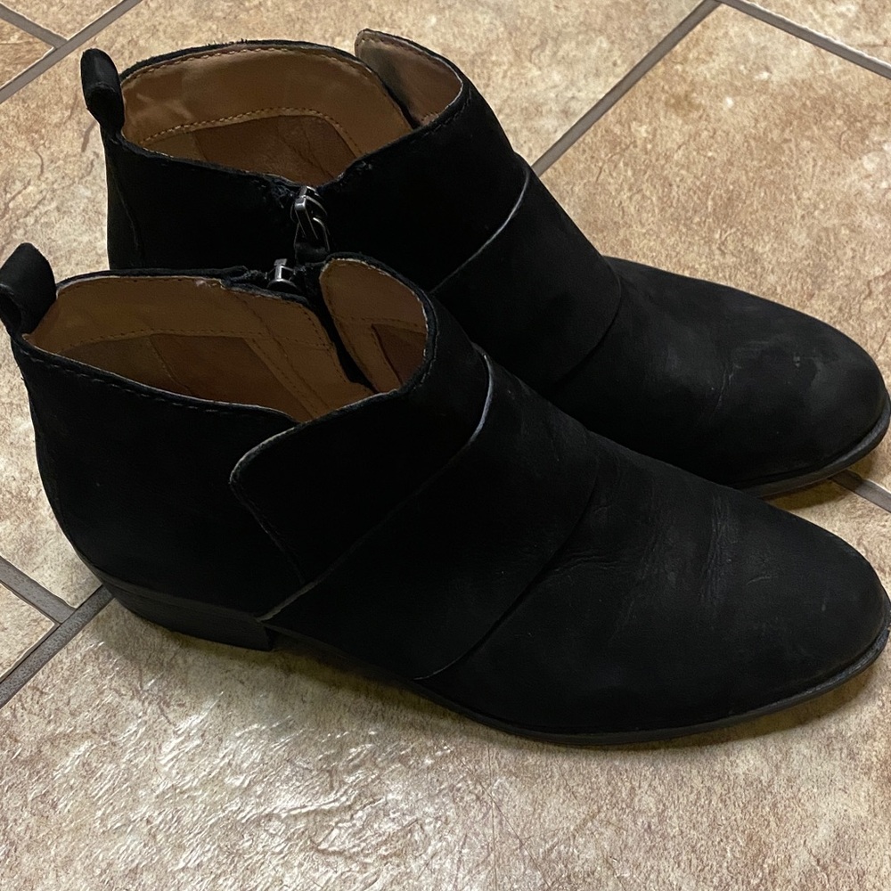 Women’s Black Suede Susina Booties. 7.5M Career Collegiate Leather